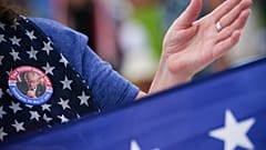 Eine Person trägt einen Donald-Trump-Anstecker beim Gebetstreffen „Rededicate 250“ auf der National Mall in Washington am Sonntag, den 17. Mai 2026.