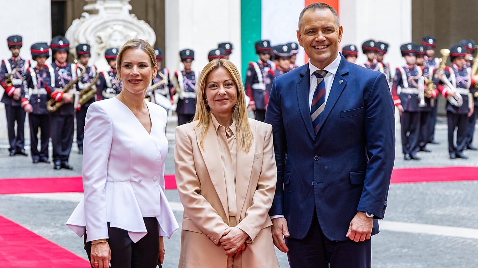 Premier Włoch Giorgia Meloni wita prezydenta Polski Karola Nawrockiego oraz jego żonę Martę Nawrocką w Palazzo Chigi w Rzymie, 18 maja 2026 r.