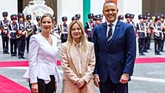 Premier Włoch Giorgia Meloni wita prezydenta Polski Karola Nawrockiego oraz jego żonę Martę Nawrocką w Palazzo Chigi w Rzymie, 18 maja 2026 r.
