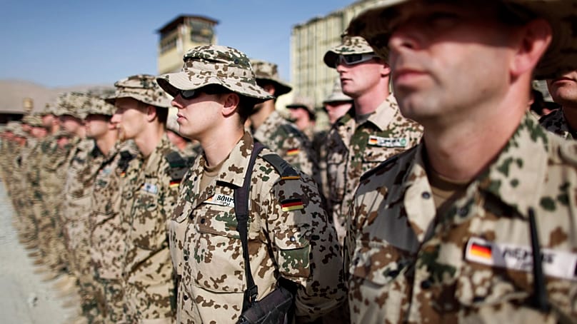 ARCHIV - Deutsche ISAF Soldaten stellen sich am 19. September 2009 in ihrem Camp in Feysabad, oestlich von Kundus, Afghanistan auf