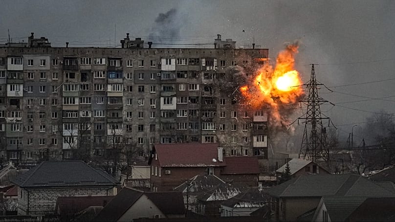 Am 11. März 2022 kam es im ukrainischen Mariupol zu einer Explosion in einem Wohnhaus in der Mytropolytska-Straße 110, nachdem ein russischer Panzer das Gebäude beschossen hat