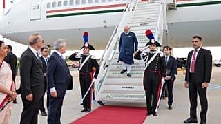 Il premier indiano Narendra Modi (S) accolto dal premier italiano Giorgia Meloni (R) al G7 di Borgo Egnazia (Puglia), 14 giugno 2024 (AP Photo/Luca Bruno)