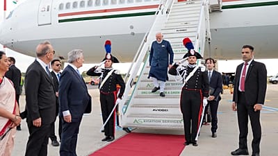 Il premier indiano Narendra Modi (S) accolto dal premier italiano Giorgia Meloni (R) al G7 di Borgo Egnazia (Puglia), 14 giugno 2024 (AP Photo/Luca Bruno)