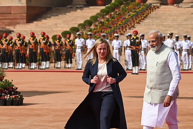 La premier italiano Giorgia Meloni (S) ricevuta da Narendra Modi. Nuova Delhi, 2 marzo 2023