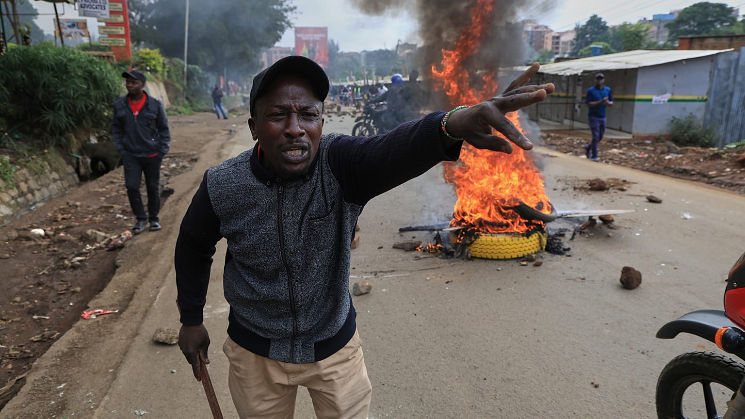 Demonstrant gestikuliert bei Streik im öffentlichen Nahverkehr wegen hoher Treibstoffpreise in Nairobi, Kenia, am Montag, 18. Mai 2026