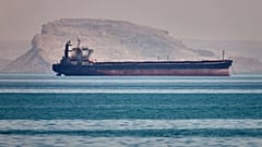 DATEI: Ein Massengutfrachter liegt in der Straße von Hormuz vor Bandar Abbas vor Anker, 2. Mai 2026