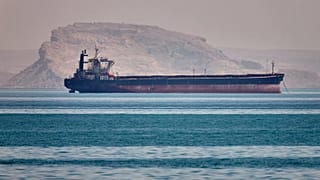 DATEI: Ein Massengutfrachter liegt in der Straße von Hormuz vor Bandar Abbas vor Anker, 2. Mai 2026