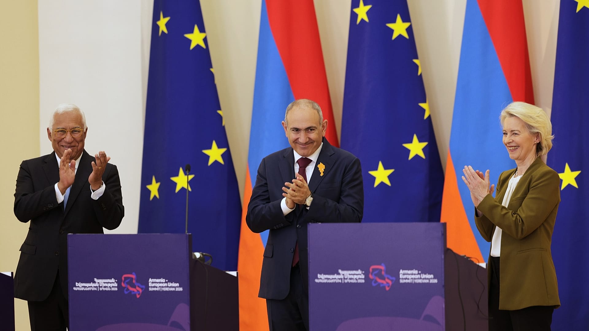 El presidente del Consejo Europeo Antonio Costa, el primer ministro armenio Nikol Pashinyan y la presidenta de la Comisión Europea Ursula von der Leyen (AP)