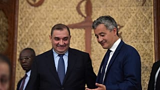 Gérald Darmanin, à droite, ministre français de la Justice, est accueilli par son homologue algérien Lotfi Boudjemaa, à Alger, en Algérie, le lundi 18 mai 2026.