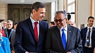 Pedro Sánchez, y el director de la OMS, Tedros Adhanom Ghebreyesus, durante la 79.ª Asamblea Mundial de la Salud (AMS79) en la sede europea de la ONU.