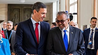 Pedro Sánchez, y el director de la OMS, Tedros Adhanom Ghebreyesus, durante la 79.ª Asamblea Mundial de la Salud (AMS79) en la sede europea de la ONU.