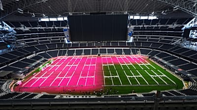 Luces de cultivo iluminando parte del campo en el AT&T Stadium durante una presentación previa del césped instalado en el Dallas Stadium.