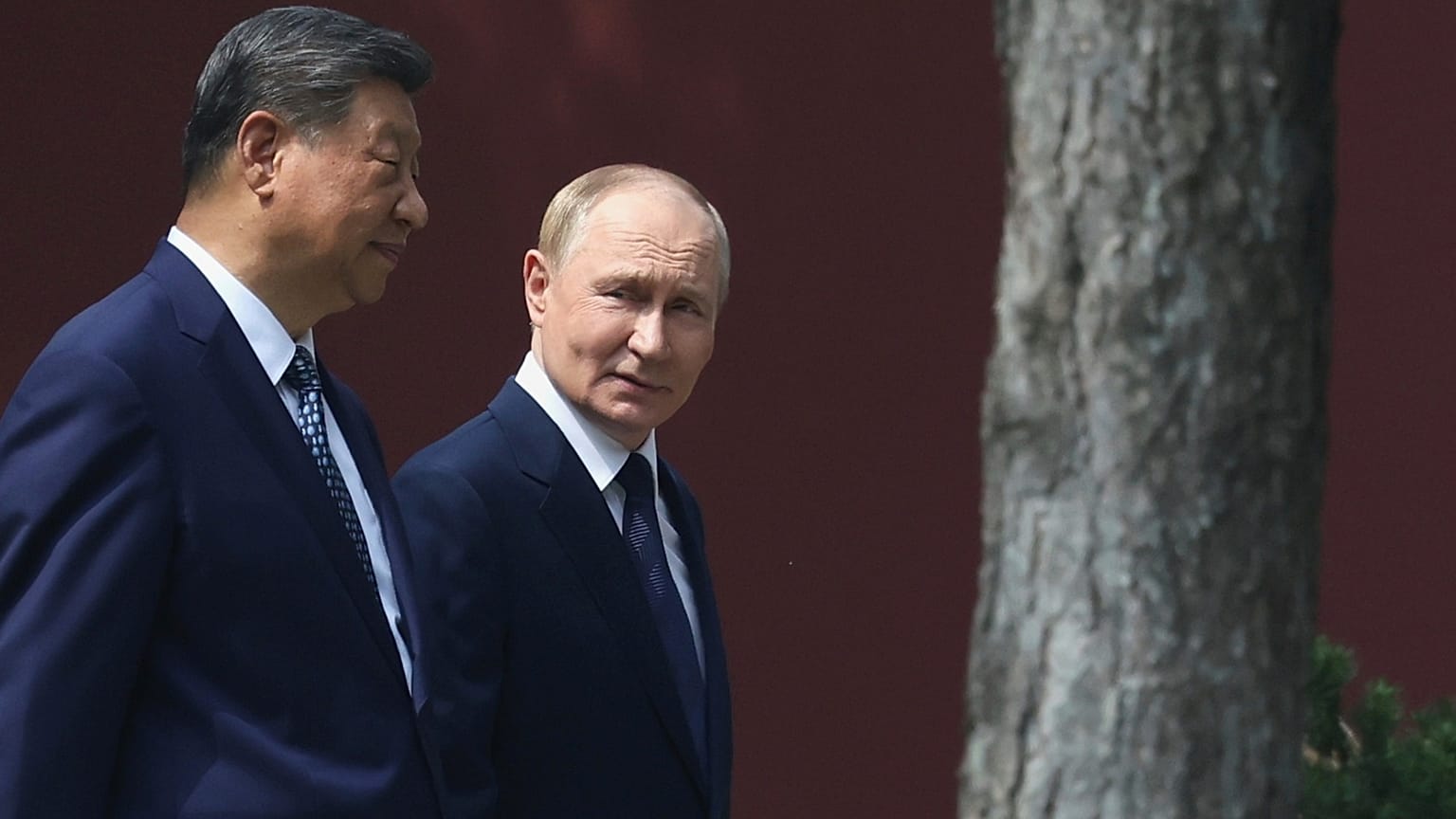 FILE: Władimir Putin i Xi Jinping podczas spaceru po kompleksie przywódców Zhongnanhai w Pekinie, Chiny, 2 września 2025 r.