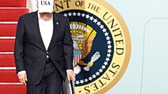 Präsident Donald Trump geht die Treppe der Air Force One bei seiner Ankunft auf der Joint Base Andrews, Md. hinunter, Freitag, 15. Mai 2026