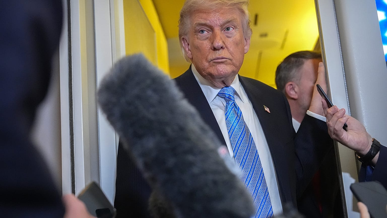 ARCHIVO - El presidente Donald Trump habla con los periodistas a bordo del Air Force One, el 15 de mayo de 2026, a su regreso de un viaje a Pekín, China.
