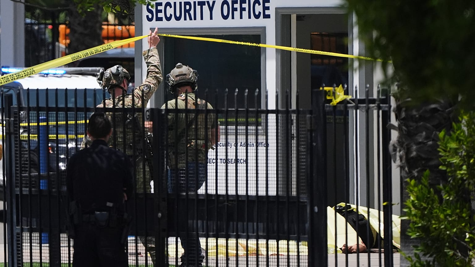 Un corpo coperto con un telone sulla scena di una sparatoria avvenuta lunedì 18 maggio 2026 nei pressi dell'Islamic Center di San Diego, a San Diego