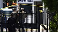 Un corpo coperto con un telone sulla scena di una sparatoria avvenuta lunedì 18 maggio 2026 nei pressi dell'Islamic Center di San Diego, a San Diego
