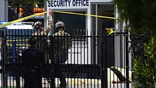 Un corpo coperto con un telone sulla scena di una sparatoria avvenuta lunedì 18 maggio 2026 nei pressi dell'Islamic Center di San Diego, a San Diego