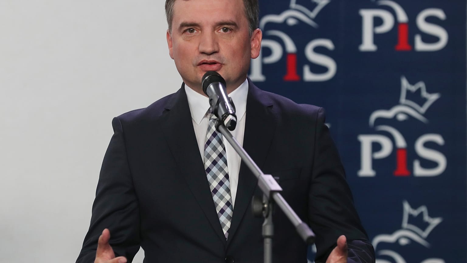 ARCHIWUM– Były Minister Sprawiedliwości Zbigniew Ziobro rozmawia z reporterami w Warszawie, Polska, 26 września 2020 r. (AP Photo/Czarek Sokołowski)