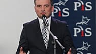 ARCHIWUM– Były Minister Sprawiedliwości Zbigniew Ziobro rozmawia z reporterami w Warszawie, Polska, 26 września 2020 r. (AP Photo/Czarek Sokołowski)