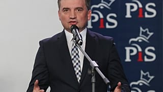 ARCHIWUM– Były Minister Sprawiedliwości Zbigniew Ziobro rozmawia z reporterami w Warszawie, Polska, 26 września 2020 r. (AP Photo/Czarek Sokołowski)
