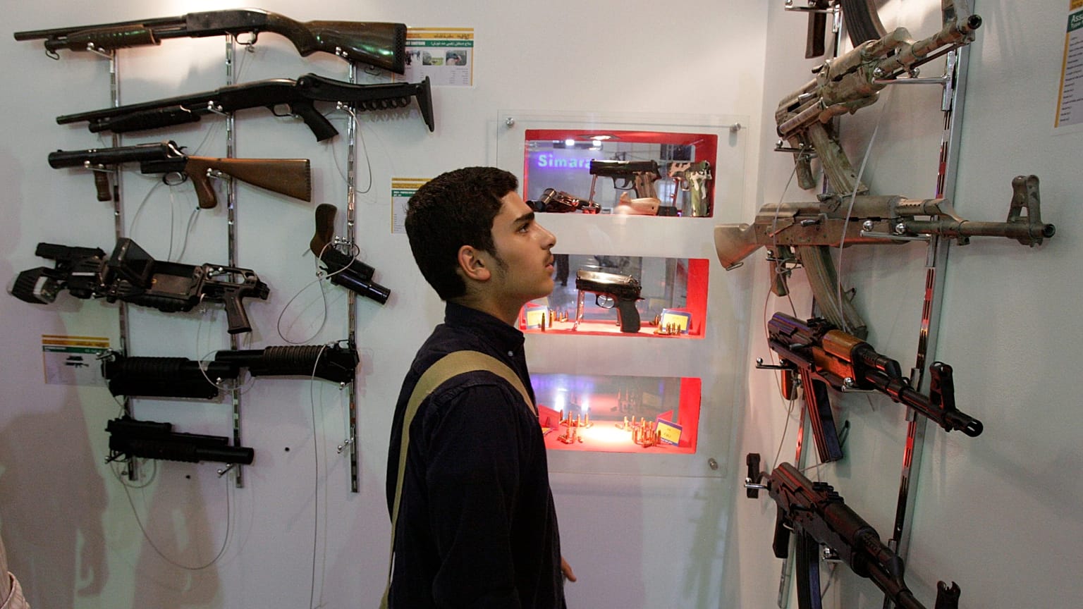 DATEI: Ein Iraner betrachtet Waffen auf einer von der Polizei organisierten Sicherheitsmesse in der Großen Moschee von Teheran, 24. September 2012