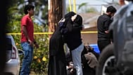 Dos mujeres se abrazan cerca del lugar de un tiroteo ocurrido el lunes 18 de mayo de 2026 frente al Centro Islámico de San Diego, en California (EE.UU.).