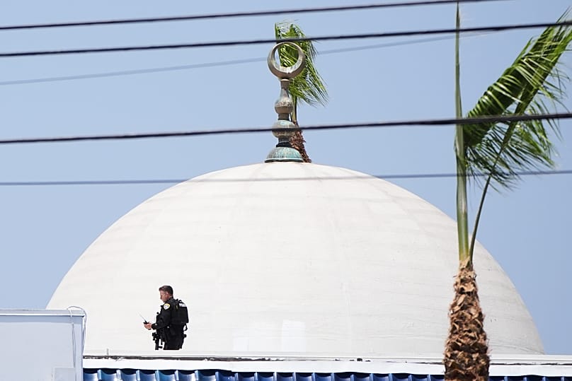 Un agente de Policía patrulla un tejado frente al Centro Islámico de San Diego, el lunes 18 de mayo de 2026 en San Diego, California, EE.UU.