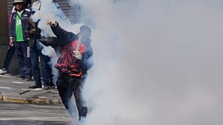 Un manifestante devuelve a la Policía una granada de gas lacrimógeno durante una protesta antigubernamental en La Paz, Bolivia, el lunes 18 de mayo de 2026.