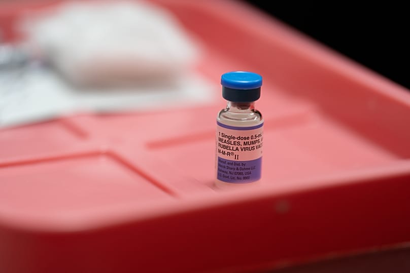 Em Portugal, a vacina contra o sarampo disponível no Programa Nacional de Vacinação é a VASPR, vacina combinada contra o Sarampo, Parotidite epidémica e Rubéola