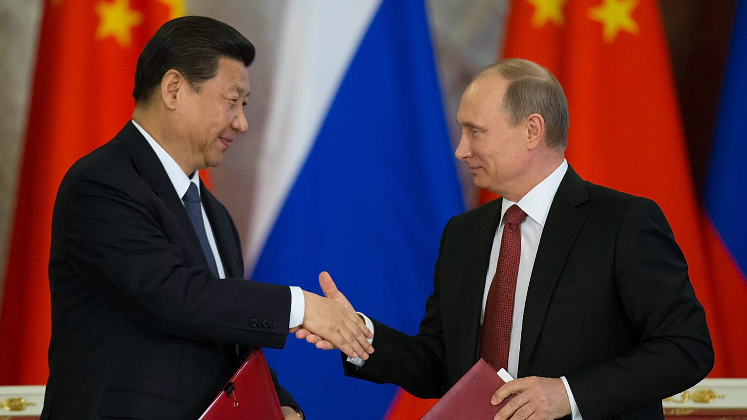 Il presidente russo Vladimir Putin e il presidente cinese Xi Jinping si scambiano documenti dopo i loro colloqui al Cremlino di Mosca, Russia, 22 marzo 2013, foto d'archivio