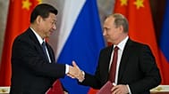 Il presidente russo Vladimir Putin e il presidente cinese Xi Jinping si scambiano documenti dopo i loro colloqui al Cremlino di Mosca, Russia, 22 marzo 2013, foto d'archivio