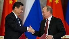 Il presidente russo Vladimir Putin e il presidente cinese Xi Jinping si scambiano documenti dopo i loro colloqui al Cremlino di Mosca, Russia, 22 marzo 2013, foto d'archivio