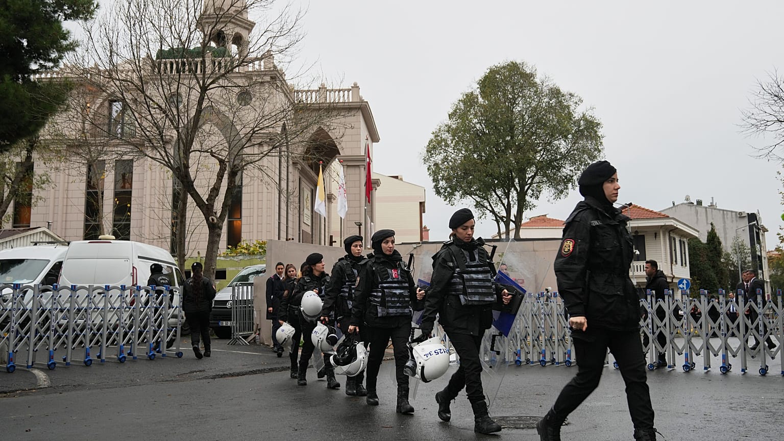 Polis memurları, Papa XIV. Leo’nun İstanbul’da Hristiyan cemaatlerin liderleriyle yapacağı görüşme öncesinde. İstanbul, Türkiye, Cumartesi, 29 Kasım 2025.