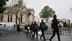 Polis memurları, Papa XIV. Leo’nun İstanbul’da Hristiyan cemaatlerin liderleriyle yapacağı görüşme öncesinde. İstanbul, Türkiye, Cumartesi, 29 Kasım 2025.