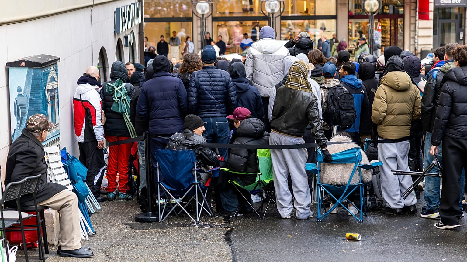 Des clients font la queue pour acheter la nouvelle montre Royal Pop de Swatch et Audemars Piguet, à Genève