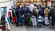 Πελάτες σχηματίζουν ουρές για να αγοράσουν το νέο ρολόι Royal Pop της Swatch και της Audemars Piguet στη Γενεύη
