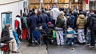 Des clients font la queue pour acheter la nouvelle montre Royal Pop de Swatch et Audemars Piguet, à Genève