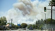 Der Waldbrand Sandy Fire schickt am Montag, 18. Mai 2026, eine Rauchwolke über Simi Valley in Kalifornien.