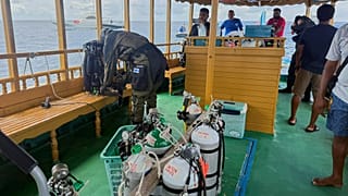 Sub finlandese si prepara per l'operazione di recupero dei corpi di due dei quattro italiani morti all'interno di una grotta, Maldive, 19 maggio 2026