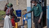 Άνθρωποι πλένουν τα χέρια τους στην είσοδο νοσοκομείου στη Μπούνια, στο Κονγκό, την Κυριακή 17 Μαΐου 2026.