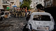  قوات الأمن الإسرائيلية وفرق الإنقاذ في موقع استهدفه صاروخ إيراني في مدينة بيتح تكفا، إسرائيل، الثلاثاء 31 مارس/آذار 2026.