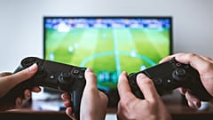 Symbolbild von PlayStation-Controllern