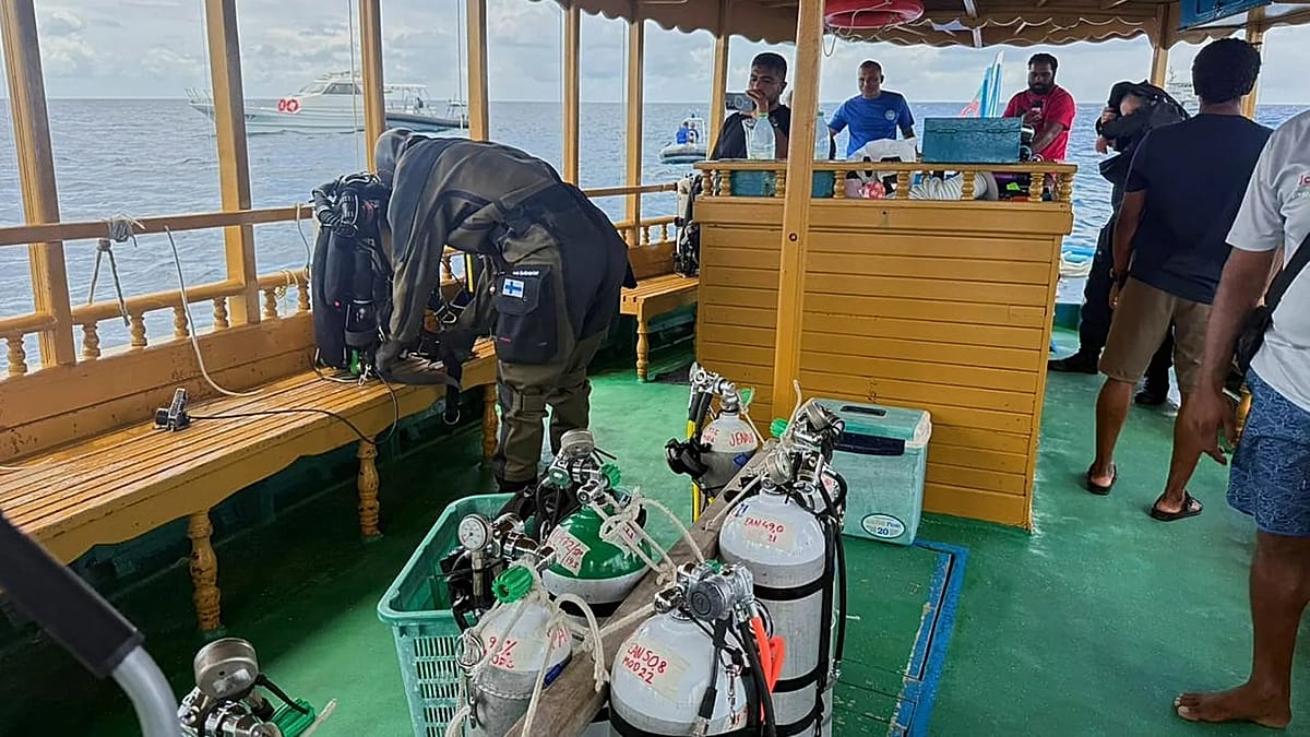 Finnish divers recover bodies of two Italians from underwater cave in Maldives Finnish divers recover bodies of two Italians from underwater cave in Maldives
