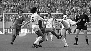 A 2. BEK-döntőjét vezető Palotai Károly (a kép jobb szélén) figyel a Real Madrid – Liverpool (0-1) mérkőzésen a párizsi Parc Des Princes stadionban 1981. május 27-én