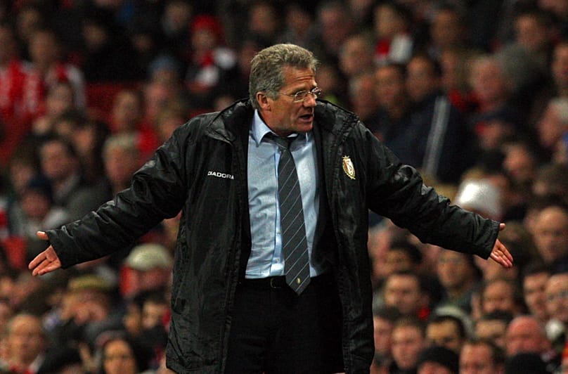 Bölöni László a belga Standard Liege vezetőedzőjeként az Arsenal elleni BL-mérkőzésen Londonban 2009 november 24-én (AP Photo/Tom Hevezi)