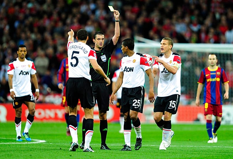 Kassai Viktor sárga lapot mutat fel a 2011-es BL-döntőben a londoni Wembley stadionban 2011. május 28-án