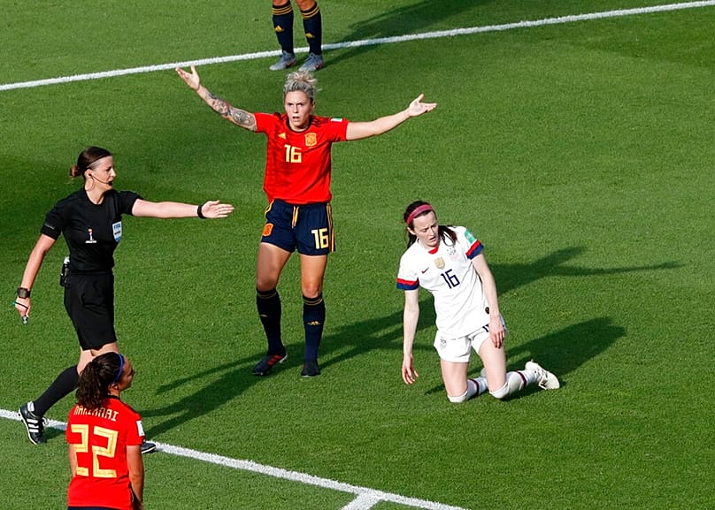 Kulcsár Katalin (feketében) a franciaországi női labdarúgó világbajnokság reimsi, Spanyolország – Egyesült Államok mérkőzésén 2019. június 24-én 