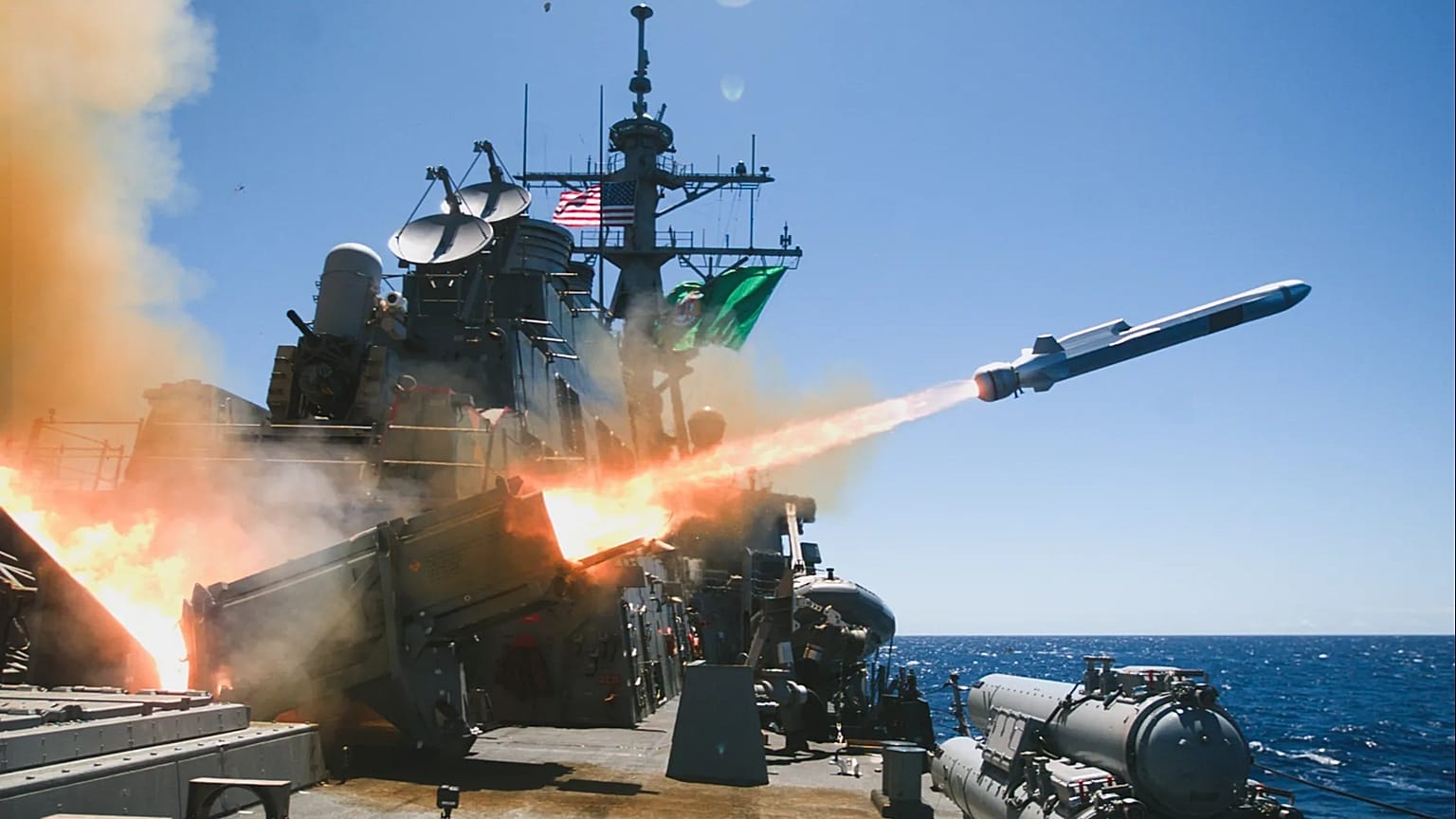 El USS Fitzgerald dispara un misil de ataque naval durante el ejercicio militar RIMPAC 2024, el 18 de julio de 2024