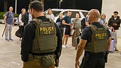 الولايات المتحدة يقوم عملاء إدارة الهجرة والجمارك (ICE) بدوريات في مطار لويس أرمسترونج الدولي (MSY) في كينر، لويزيانا، يوم الاثنين 23 مارس 2026. (ديفيد جرونفيلد/ذا نيو أورليان